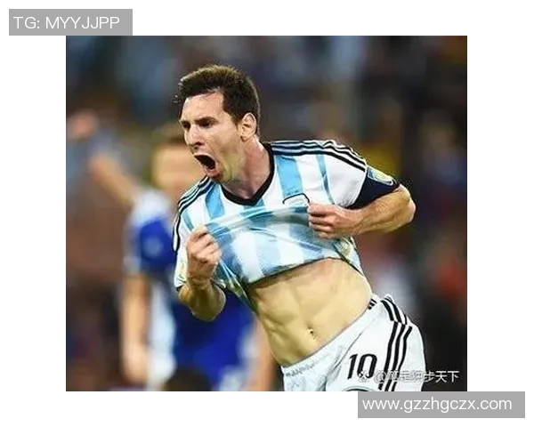 足球明星展示完美腹肌的广告视频引发热议吸引众多粉丝关注与讨论