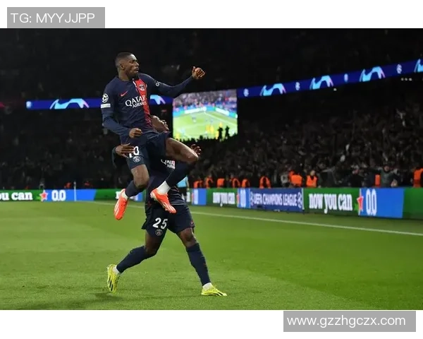 足球明星激情庆祝瞬间握拳举手展现胜利的力量与团结 足球明星激情庆祝瞬间握拳举手展现胜利的力量与团结